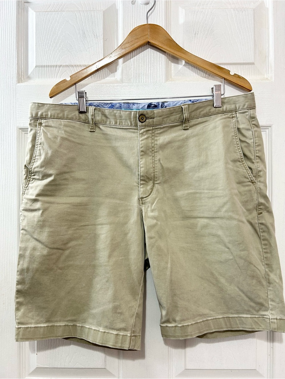 Tommy Bahama Men’s Khaki Chino Shorts Flat Front Tropical Lining Size 38